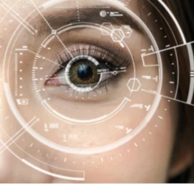 Interfaz de Reconocimiento Biom茅trico y Escaneo de Iris. Un primer plano detallado de un ojo humano con una interfaz digital futurista superpuesta en color blanco. La imagen muestra c铆rculos conc茅ntricos, hex谩gonos y elementos de interfaz de usuario que simulan un sistema avanzado de escaneo de iris, identificaci贸n biom茅trica o visi贸n mejorada por inteligencia artificial.