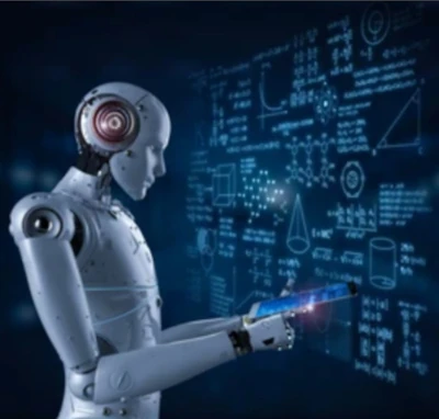 Robot Humanoides Procesando Datos y F贸rmulas Matem谩ticas. Imagen de un robot humanoide blanco de perfil, sosteniendo una tableta digital que emite luz azul. Al fondo, una pared digital muestra una densa red de f贸rmulas matem谩ticas, ecuaciones f铆sicas y diagramas geom茅tricos en azul ne贸n, representando la capacidad de la inteligencia artificial para el an谩lisis cient铆fico avanzado.
